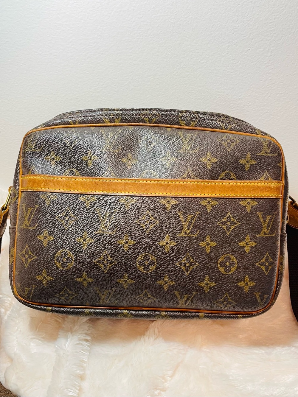 LV Authentic reporter crossbody w/CALLOUT